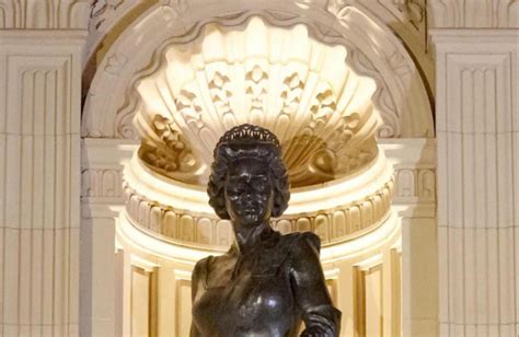 new statue of queen elizabeth ii
